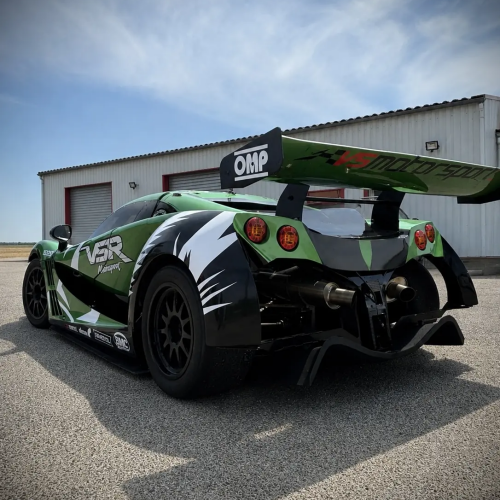 overing racing vert et noir sur voiture de course VSR, vue arrière avec aileron