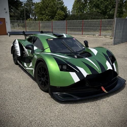 Covering vert, noir et blanc sur voiture de course VSR, vue avant