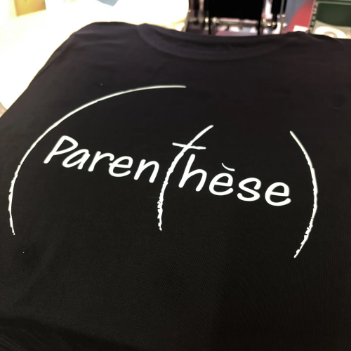 Flocage d'un logo blanc Parenthèse sur tee-shirt noir