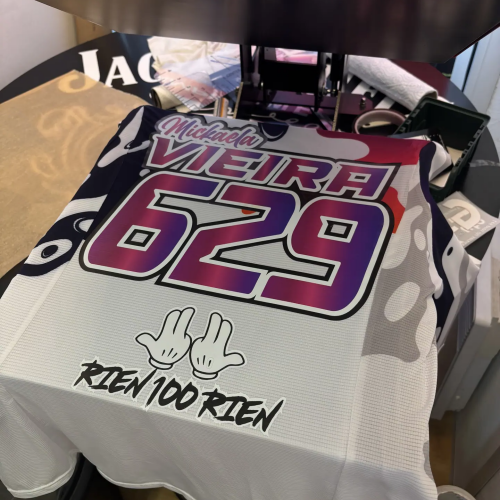 Impression DTF d'un maillot personnalisé numéro 629 avec dégradé violet, sous la presse à chaud