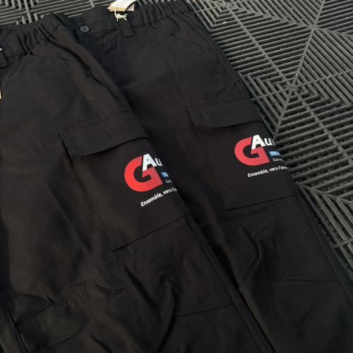 Tee-shirts noirs à liseré rouge personnalisés au logo G Auto pour une commande d'entreprise