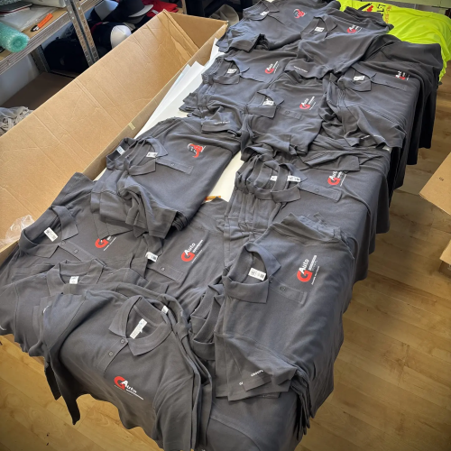 Polos gris personnalisés avec le logo du garage G Auto, commande réalisée à Marmande
