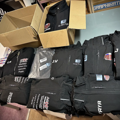 Vestes softshell noires personnalisées avec noms et logos de sponsors