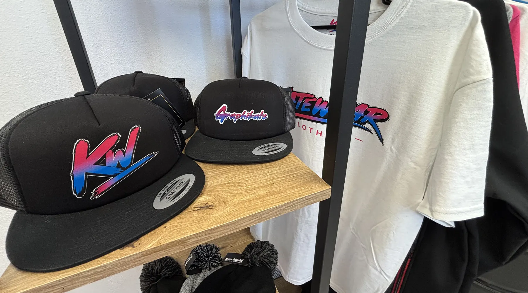 Casquettes et t-shirts personnalisés en flocage et impression DTF par Graphikate