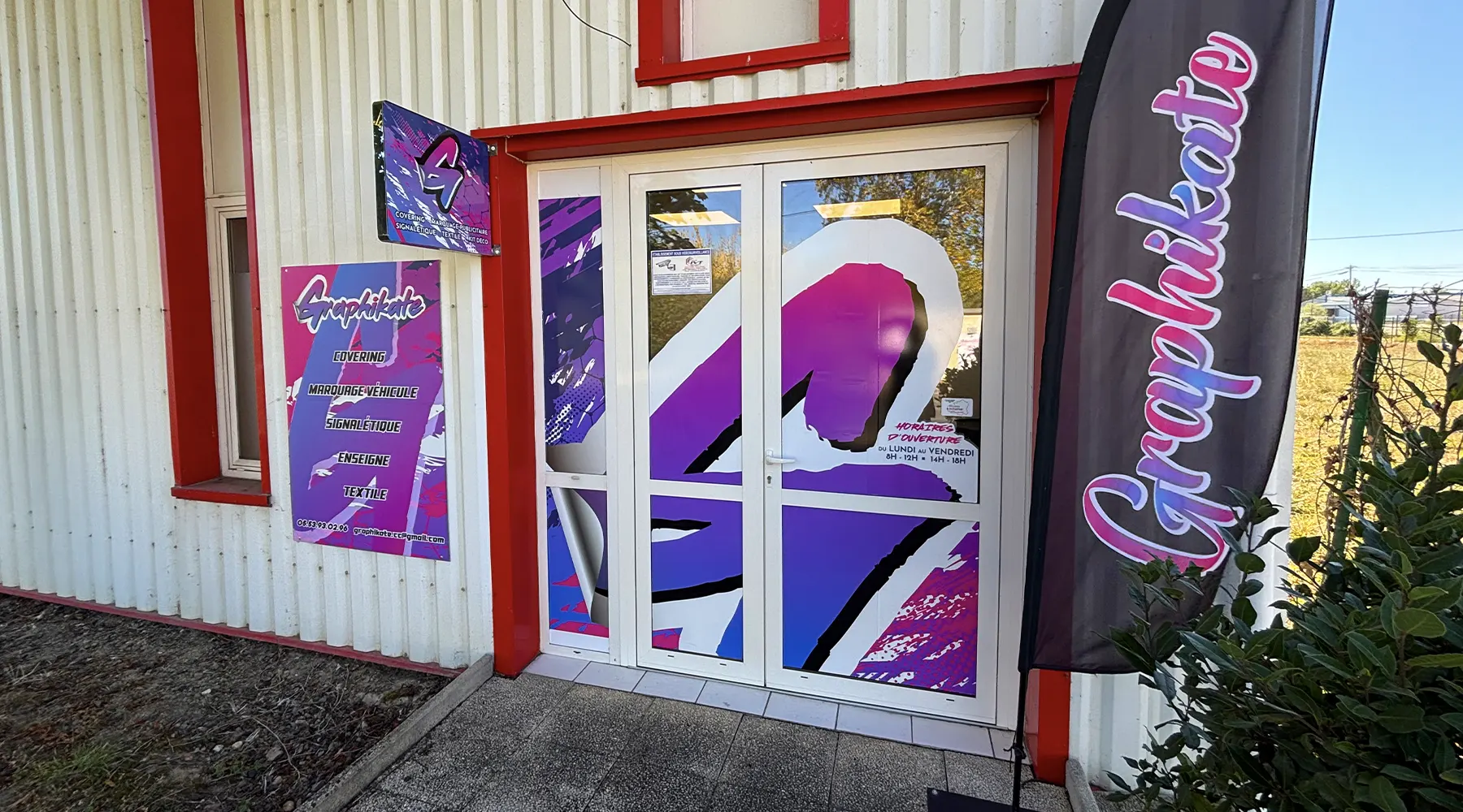 Accueil et présentoir textile de l'atelier Graphikate, communication visuelle à Marmande