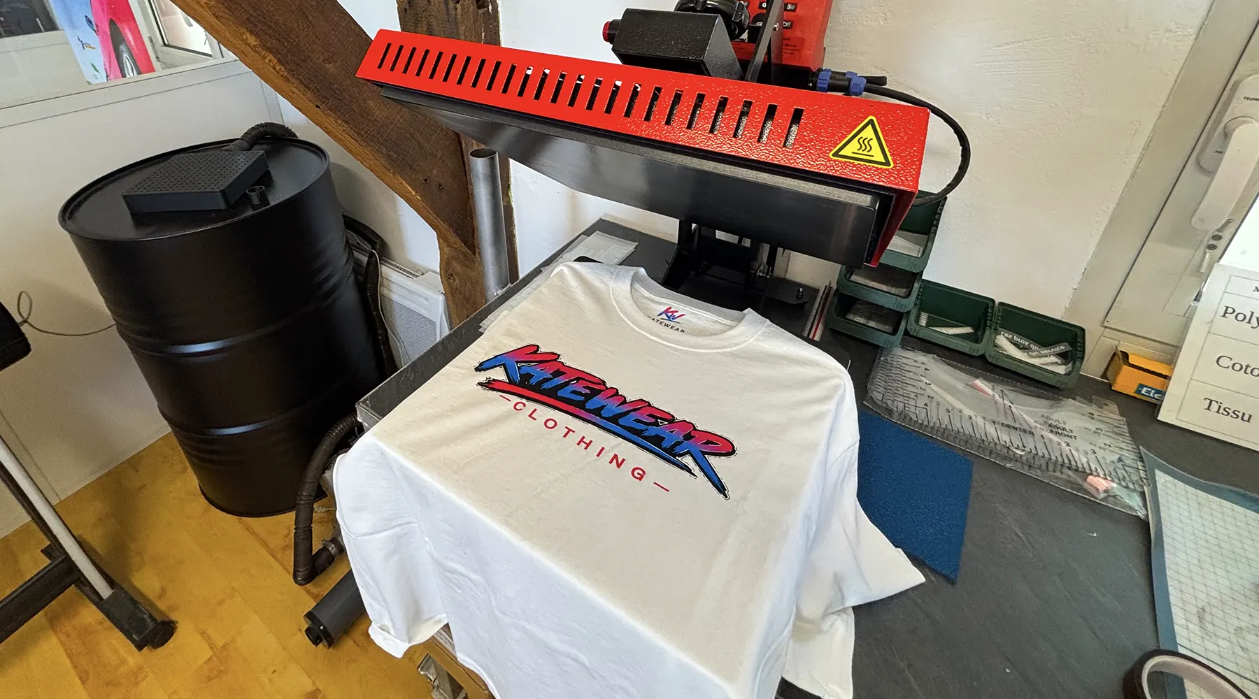Presse de flocage textile pour t-shirts personnalisés dans l'atelier Graphikate à Marmande